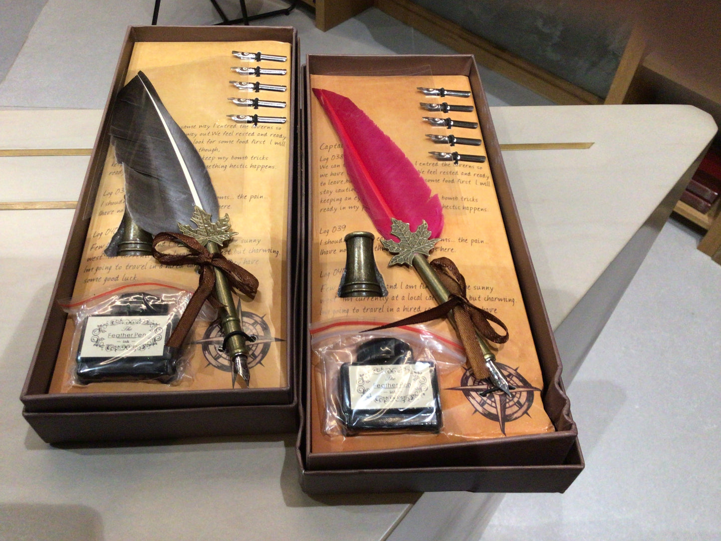 Fountain pen with feather/ Stilou cu pana