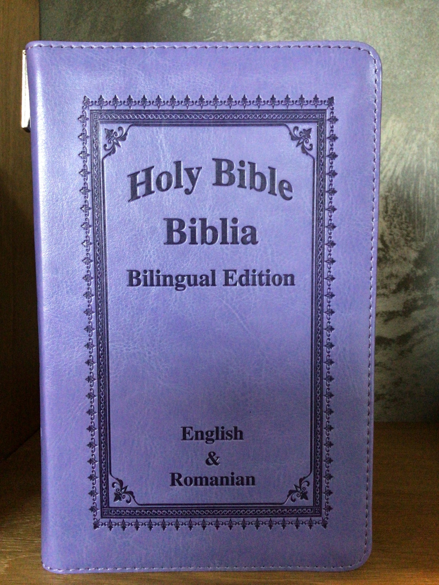 Biblia- Holy Bible -ediție bilingvă română-engleză, format mediu -cu fermoar -mov